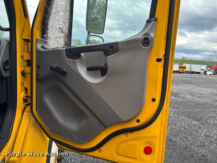 image for item YA3449 2018 Freightliner Business Class M2 box truck