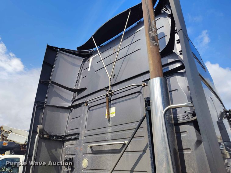 image for item YA3559 2016 Volvo VNL semi truck
