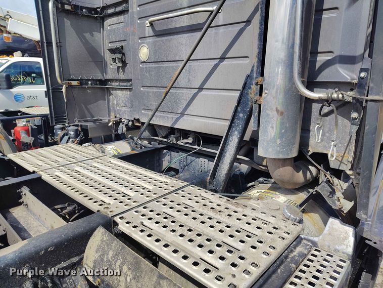 image for item YA3559 2016 Volvo VNL semi truck