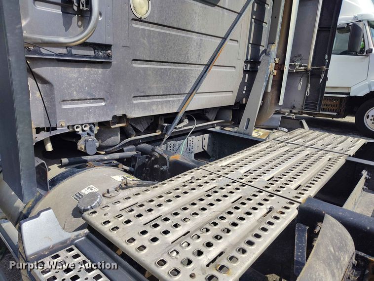image for item YA3559 2016 Volvo VNL semi truck