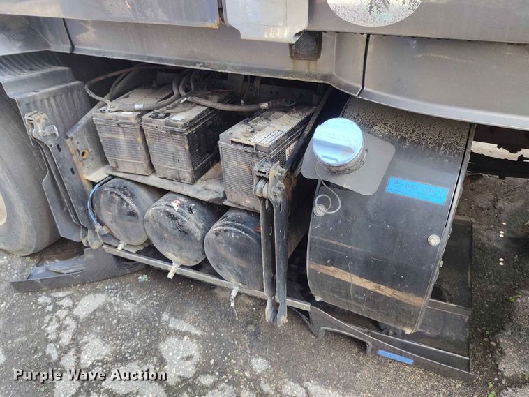 image for item YA3559 2016 Volvo VNL semi truck