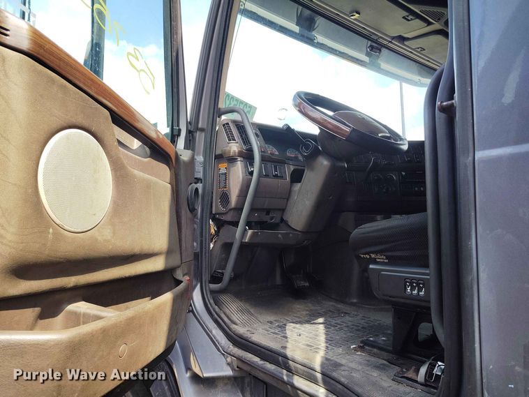 image for item YA3559 2016 Volvo VNL semi truck