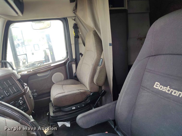 image for item YA3559 2016 Volvo VNL semi truck