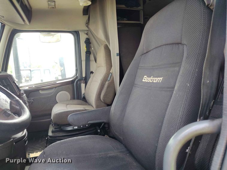 image for item YA3559 2016 Volvo VNL semi truck