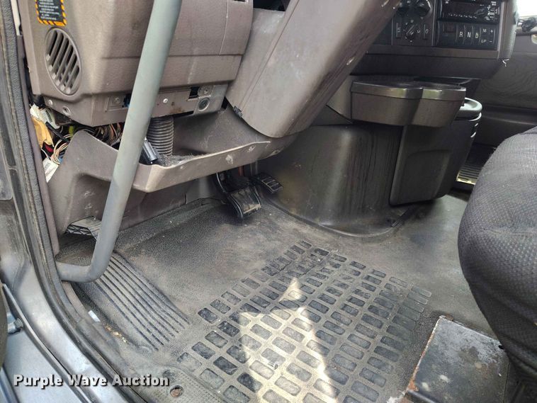 image for item YA3559 2016 Volvo VNL semi truck