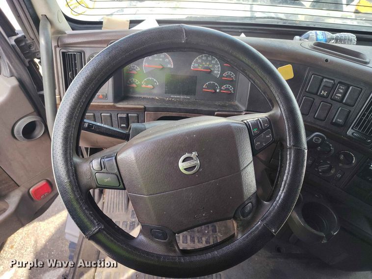 image for item YA3559 2016 Volvo VNL semi truck