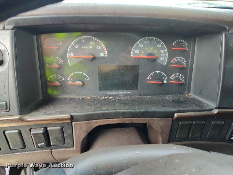 image for item YA3559 2016 Volvo VNL semi truck