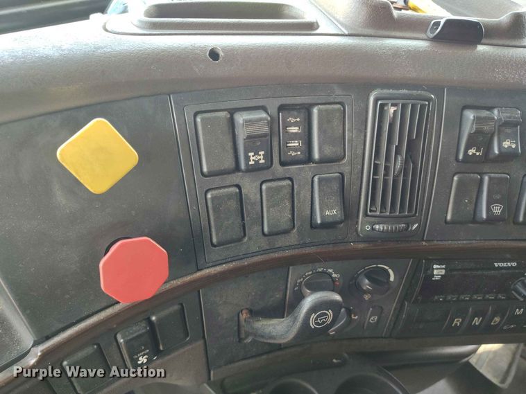 image for item YA3559 2016 Volvo VNL semi truck