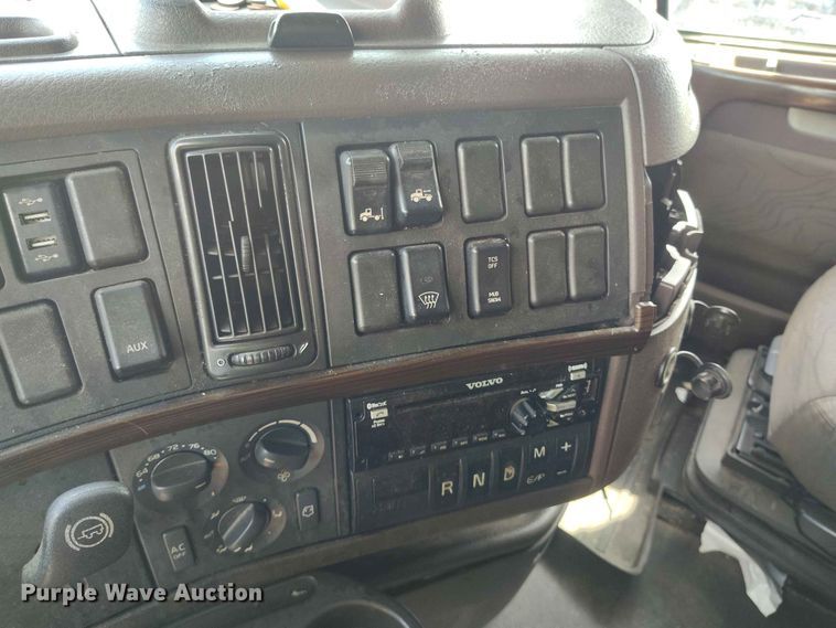 image for item YA3559 2016 Volvo VNL semi truck