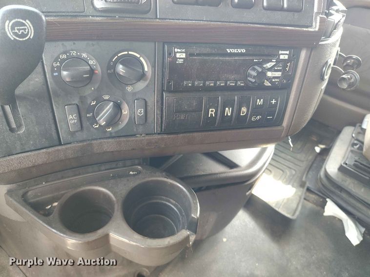 image for item YA3559 2016 Volvo VNL semi truck