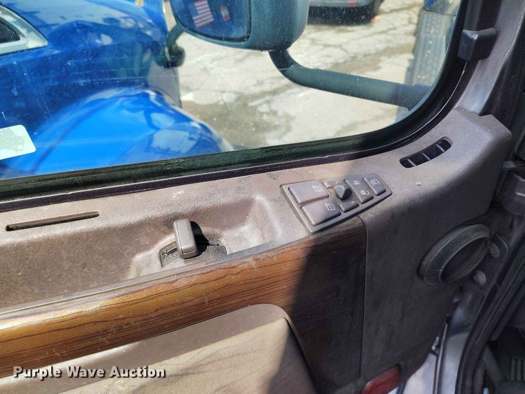 image for item YA3559 2016 Volvo VNL semi truck