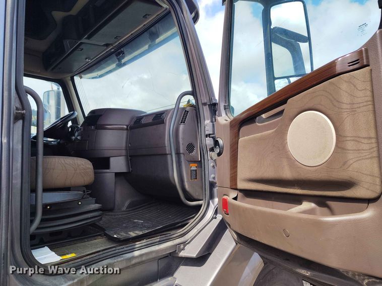 image for item YA3559 2016 Volvo VNL semi truck
