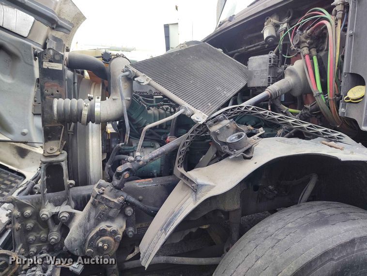 image for item YA3559 2016 Volvo VNL semi truck