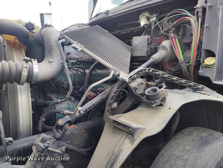 image for item YA3559 2016 Volvo VNL semi truck