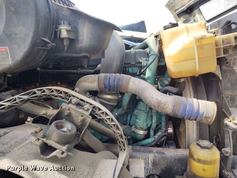 image for item YA3559 2016 Volvo VNL semi truck