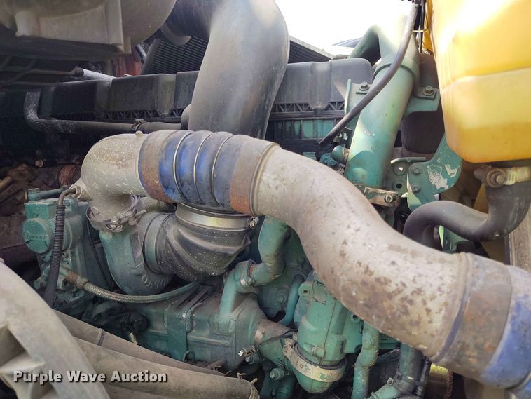 image for item YA3559 2016 Volvo VNL semi truck
