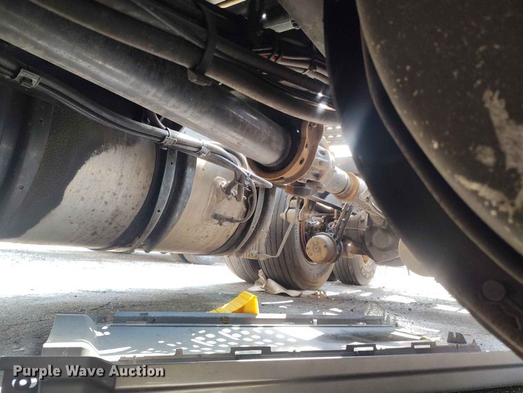 image for item YA3559 2016 Volvo VNL semi truck