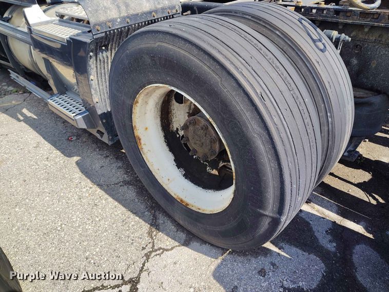 image for item YA3559 2016 Volvo VNL semi truck