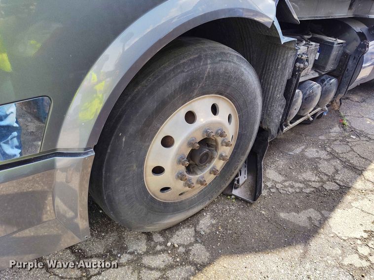 image for item YA3559 2016 Volvo VNL semi truck
