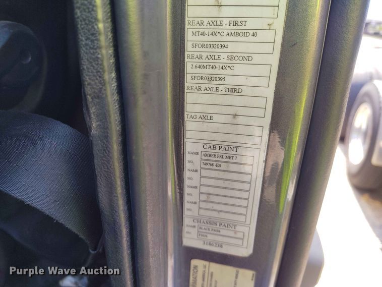 image for item YA3559 2016 Volvo VNL semi truck