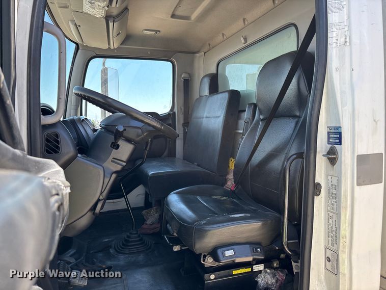 image for item YA3609 2016 Hino 268 box truck