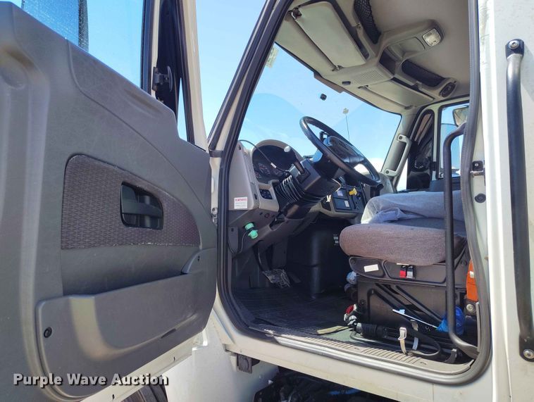 image for item YA3743 2018 International 4300  box truck