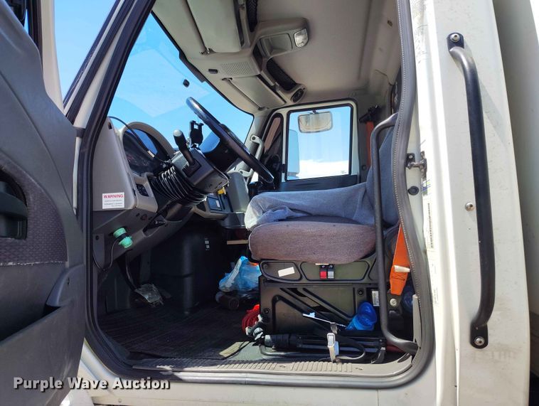 image for item YA3743 2018 International 4300  box truck