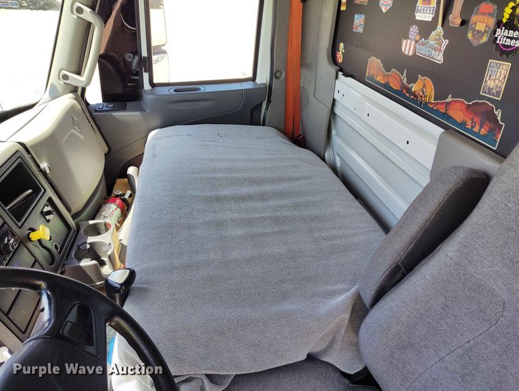 image for item YA3743 2018 International 4300  box truck