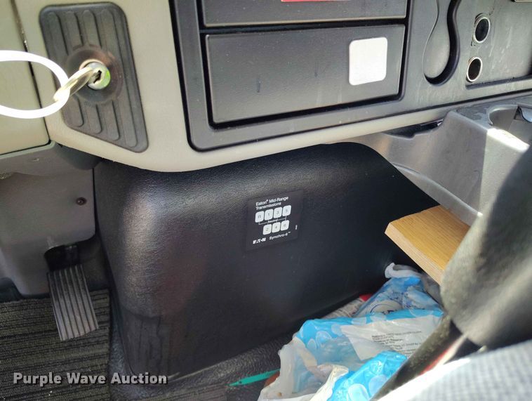 image for item YA3743 2018 International 4300  box truck