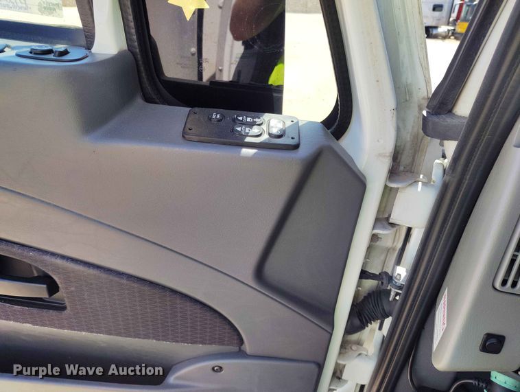 image for item YA3743 2018 International 4300  box truck