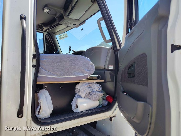 image for item YA3743 2018 International 4300  box truck