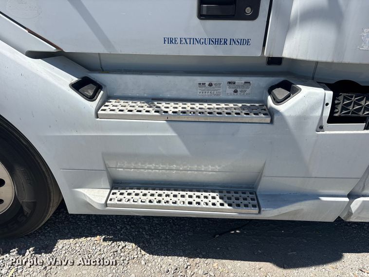 image for item YA3747 2022 Volvo  VNL semi truck