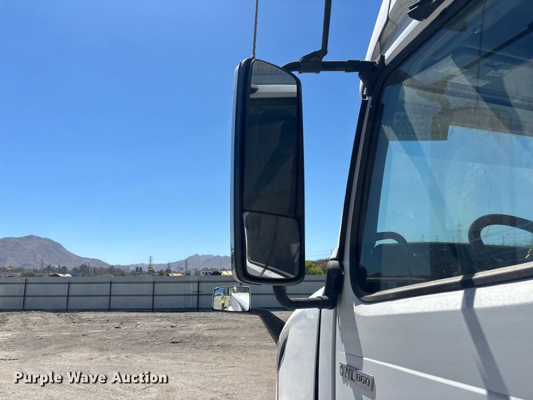 image for item YA3747 2022 Volvo  VNL semi truck