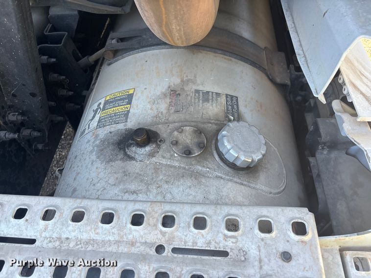 image for item YA3747 2022 Volvo  VNL semi truck