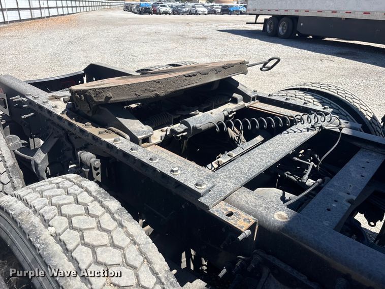 image for item YA3747 2022 Volvo  VNL semi truck