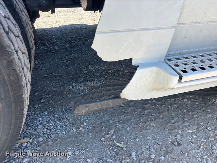 image for item YA3747 2022 Volvo  VNL semi truck