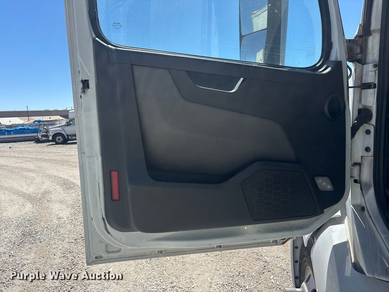 image for item YA3747 2022 Volvo  VNL semi truck