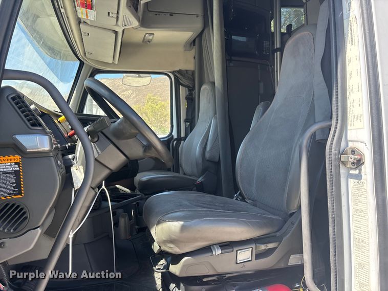 image for item YA3747 2022 Volvo  VNL semi truck