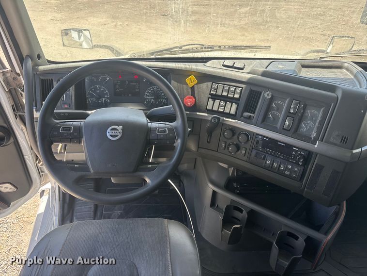 image for item YA3747 2022 Volvo  VNL semi truck