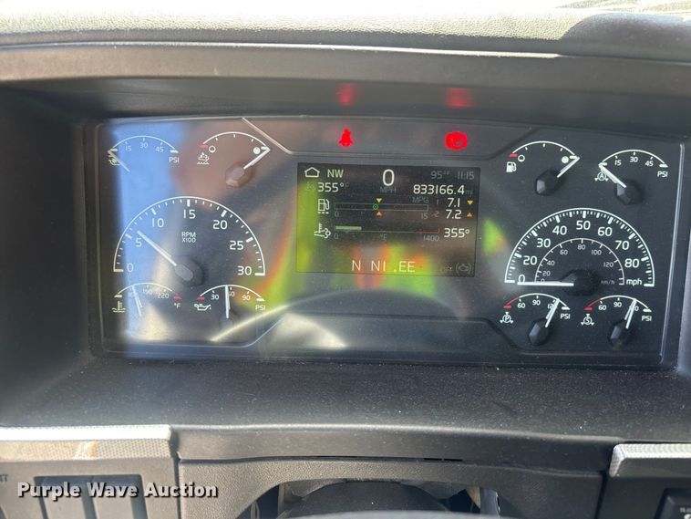 image for item YA3747 2022 Volvo  VNL semi truck