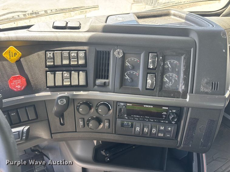 image for item YA3747 2022 Volvo  VNL semi truck