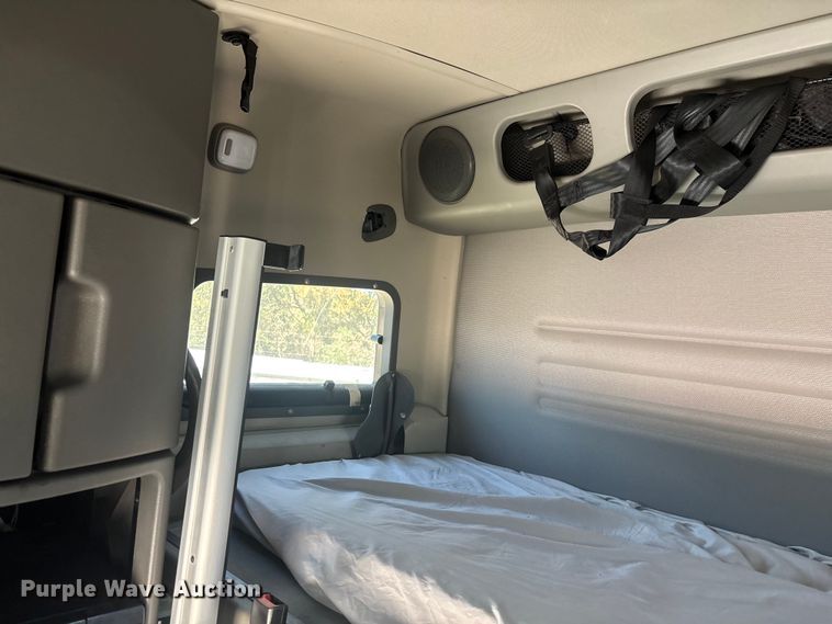 image for item YA3747 2022 Volvo  VNL semi truck