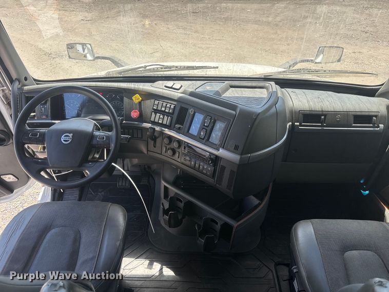 image for item YA3747 2022 Volvo  VNL semi truck