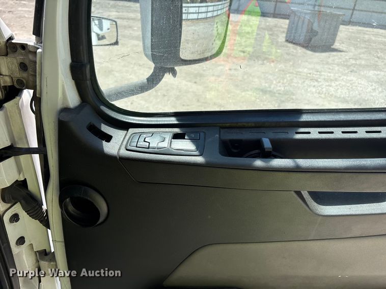 image for item YA3747 2022 Volvo  VNL semi truck