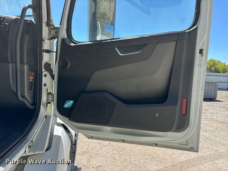 image for item YA3747 2022 Volvo  VNL semi truck