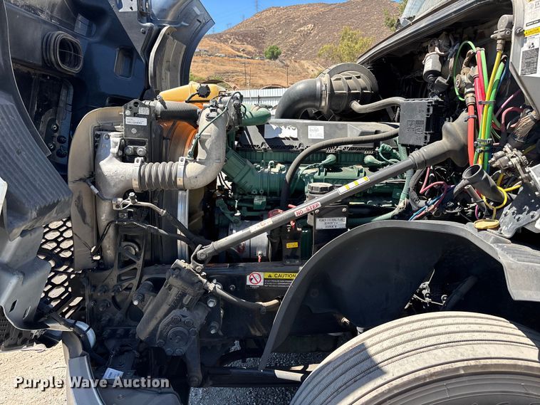 image for item YA3747 2022 Volvo  VNL semi truck