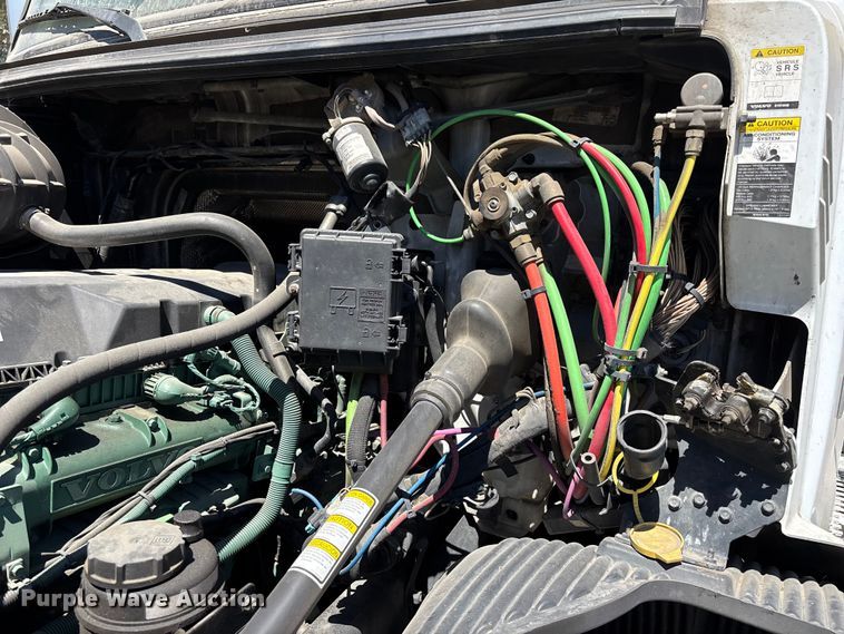 image for item YA3747 2022 Volvo  VNL semi truck