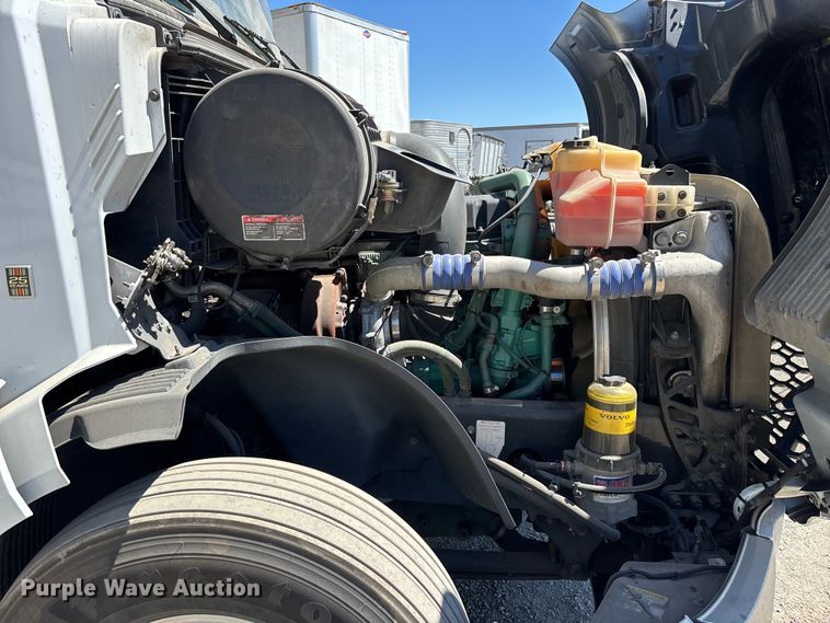image for item YA3747 2022 Volvo  VNL semi truck