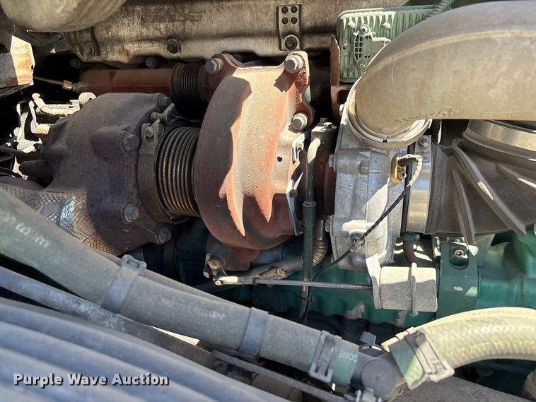 image for item YA3747 2022 Volvo  VNL semi truck