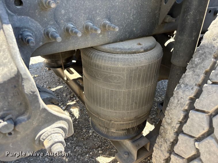 image for item YA3747 2022 Volvo  VNL semi truck